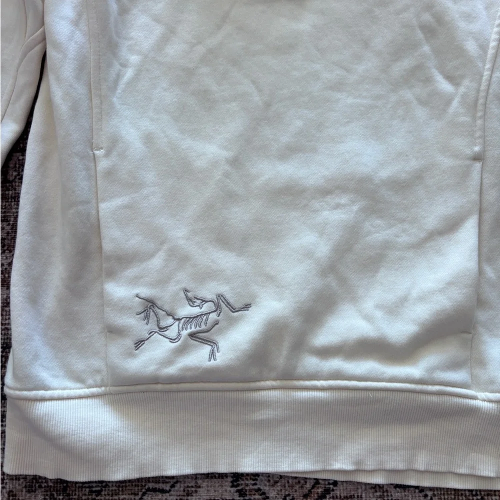 Arc’teryx Cream Pullover Hoodie with Embroidered Logo – Women - Picture 5 of 6